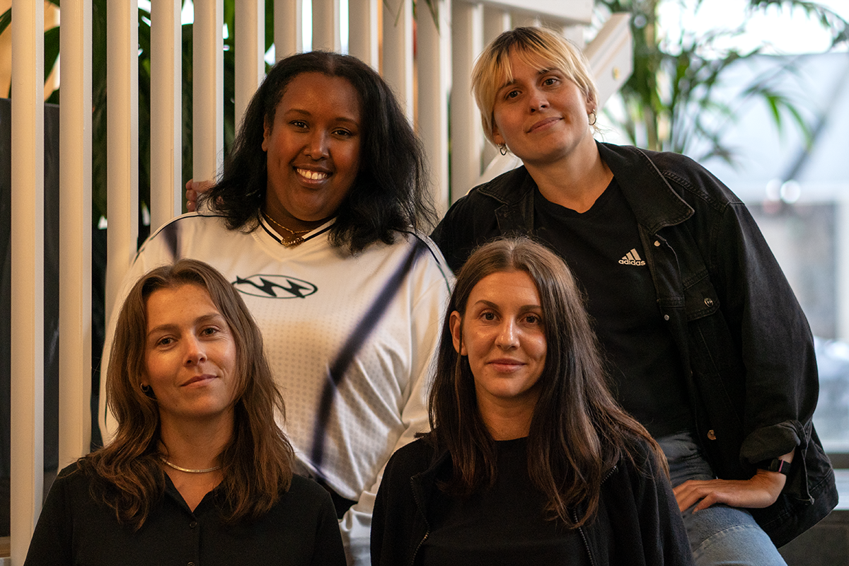 fyra kvinnor i gruppbild