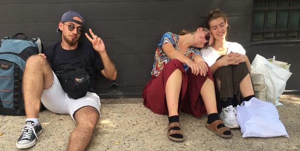 Ibrahim Anton Handal från Palestina, Maria Guldbrandsø Tórgarð från Färöarna och Anne-Marie Bjerre Koch från Danmark hänger i skuggan efter en välförtjänt lunch under en av inspelningsdagarna. Foto: Caroline Eriksson