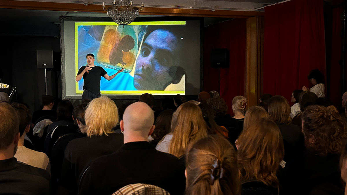 mman presenterar framför storbildsskärm