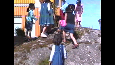flickor leker på en klippa