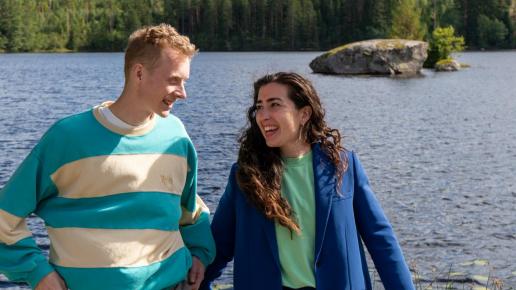 Man och kvinna framför mindre sjö