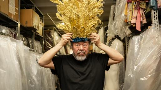 Man med bladkrona på huvudet