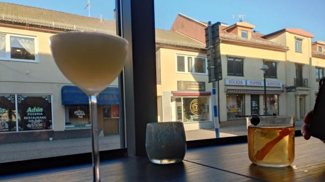 Två glas framför ett fönster