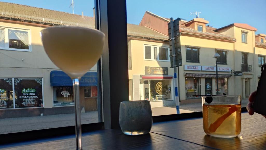 Två glas framför ett fönster