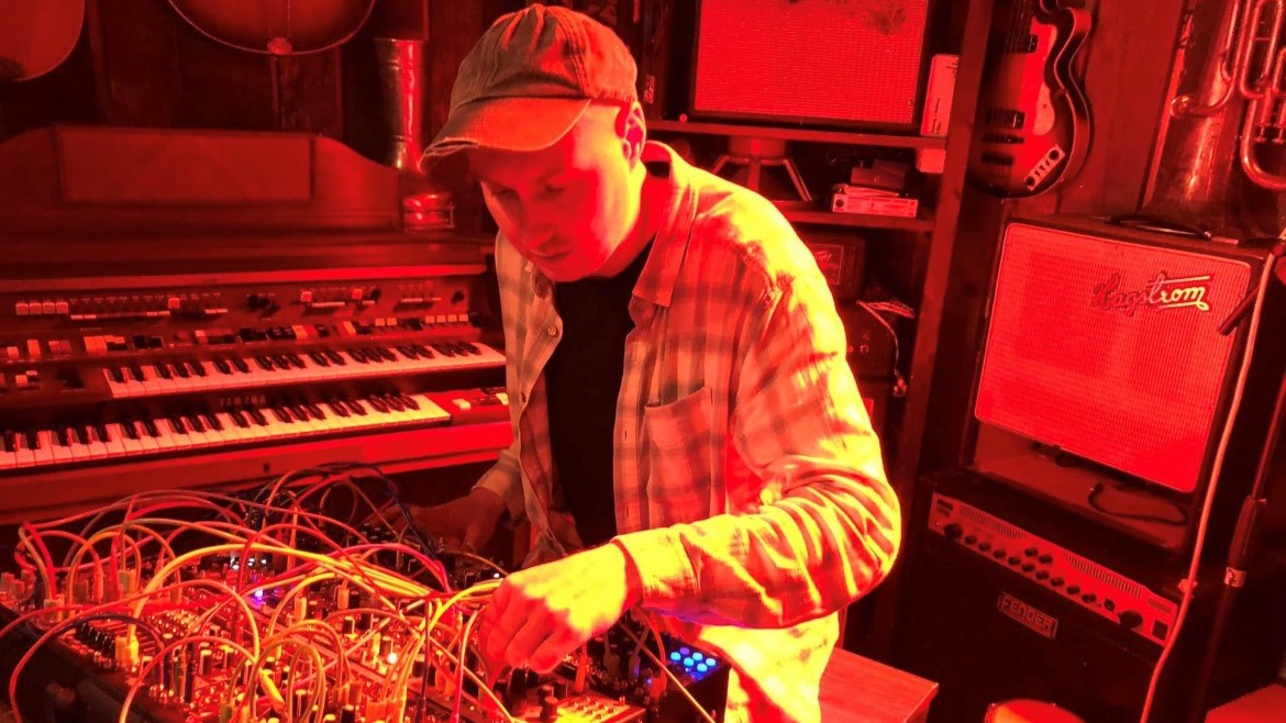 Man vid stort mixerbord