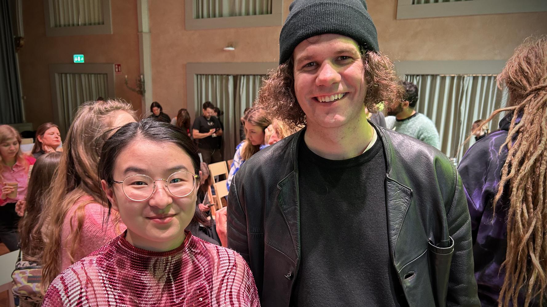 Man och kvinna på folkrik mötesplats