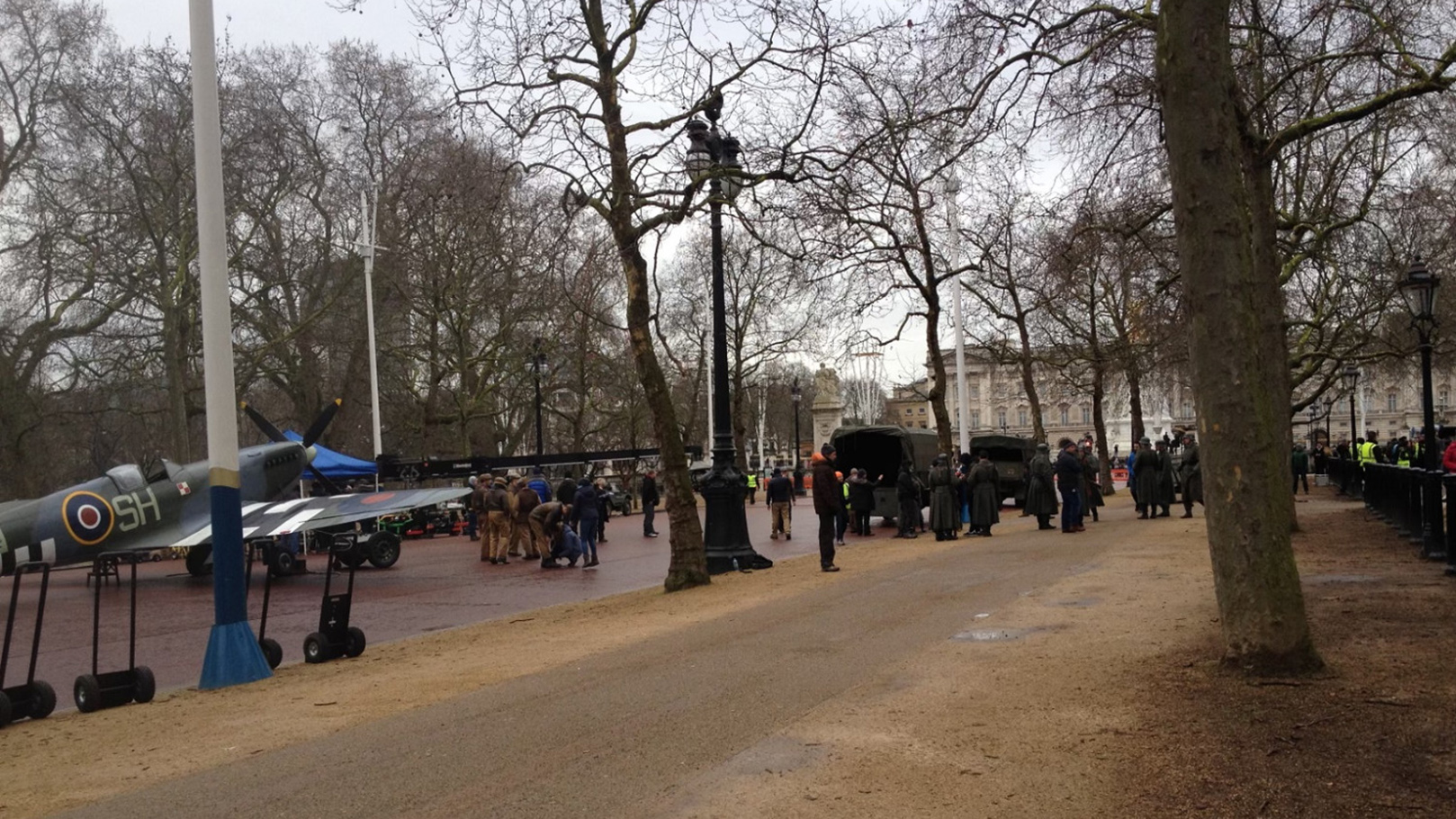 väg med statister och gamla flygplan