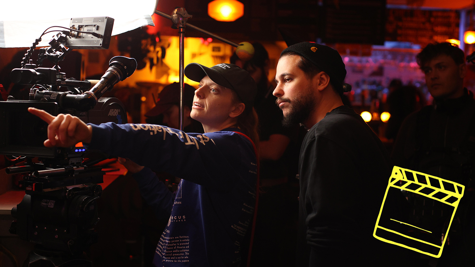 manlig regissör med kvinnlig fotograf vid kameran.