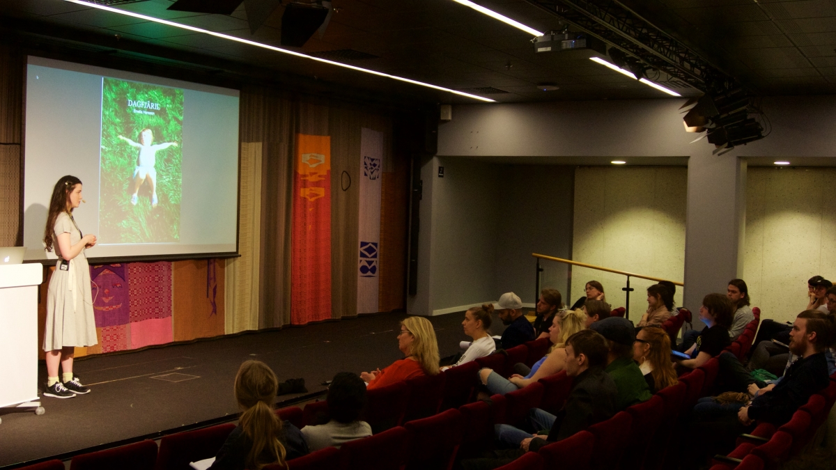 Emelia Hansson pitchar sin film Dagfjäril inför publik och jury på Frame Filmfestival.