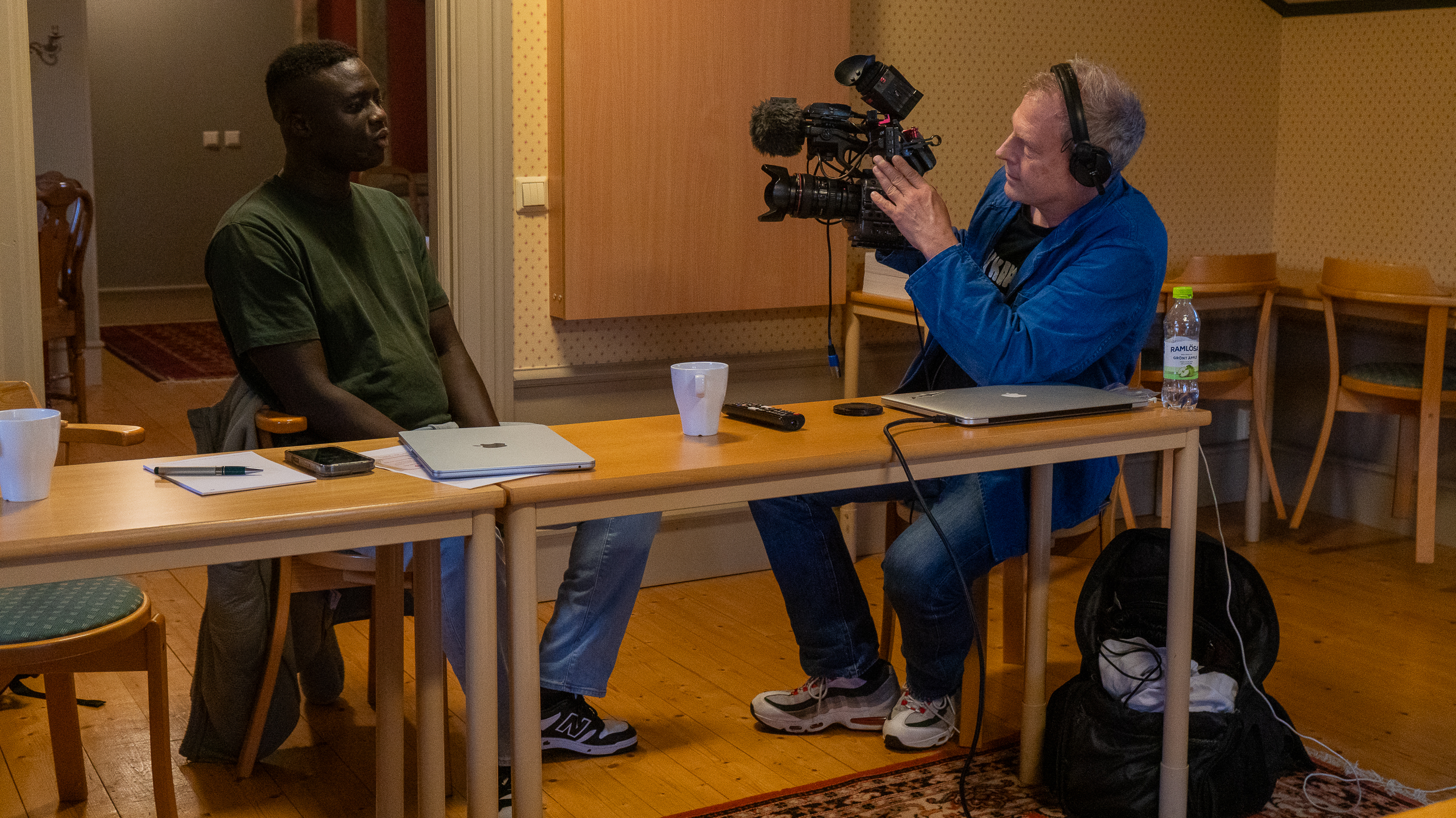 man med filmkamera och intervjuperson