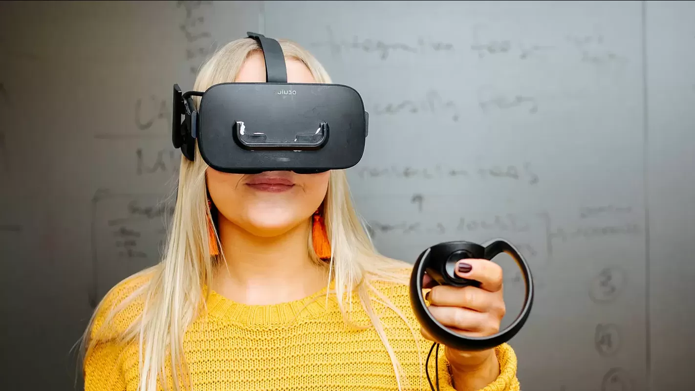 En tjej som har VR headset på sig 