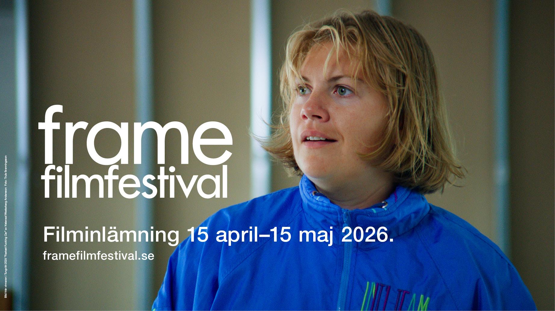 Kvinna med blå träningsoverall tittar drömmande mot något i fjärran.