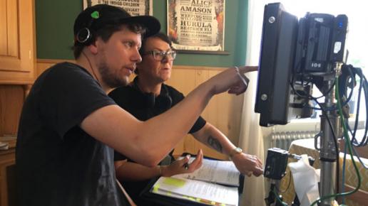 Regissör pekar på skärm