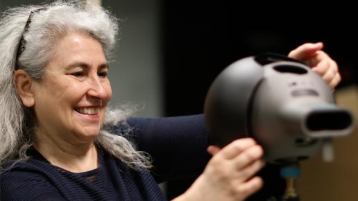 Kvinna justerar 360-kamera