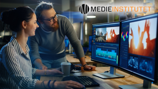 En kvinna som sitter och redigerar en video 