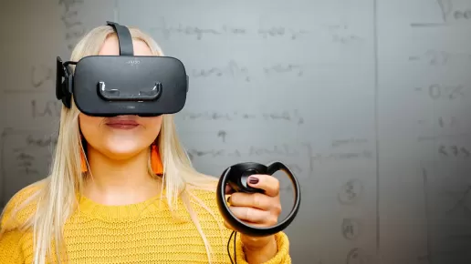 En tjej som har VR headset på sig 