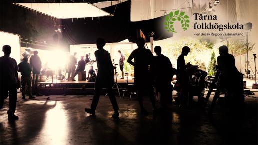 Filminspelning med filmarbetare i siluett