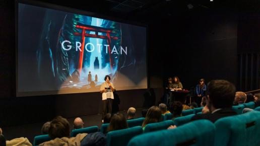 Man presenterar en filmidé i en biograf.