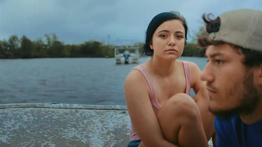 tjej och kille i aktern på en båt