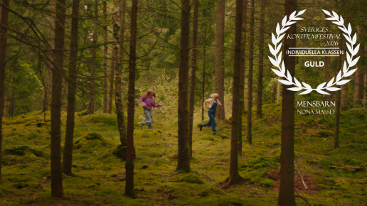 två barn springer genom skog.