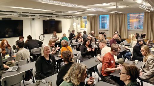 människor i skolsalsliknande rum som sitter mitt emot varandra parvis