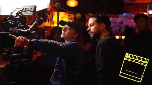 manlig regissör med kvinnlig fotograf vid kameran.