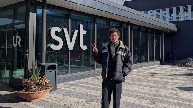 man gör v-tecken utanför svts entre