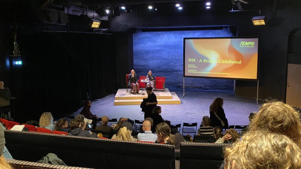 Publik i förgrunden och filmare på scen under Tempo Dokumentärfestival