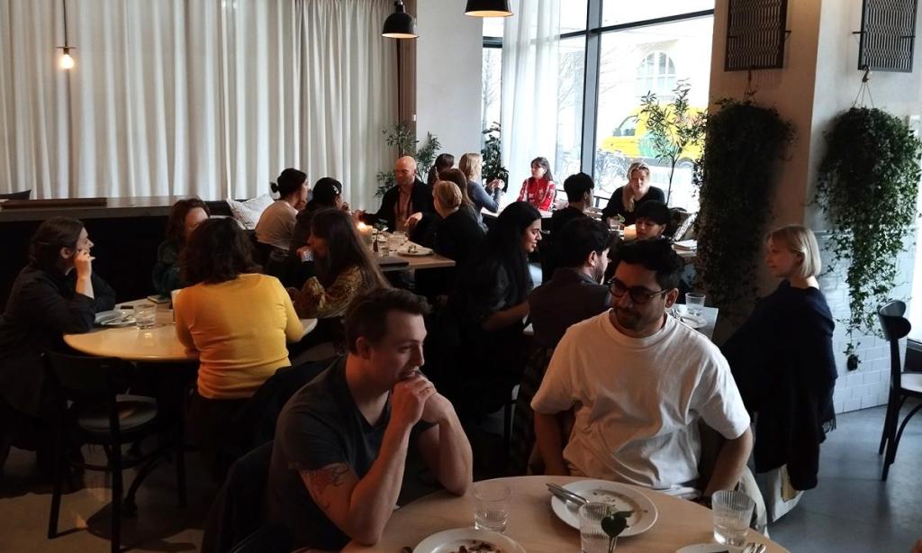 flera personer på restaurang