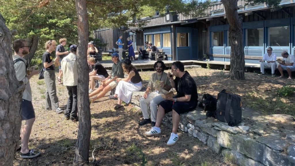 Unga sommarklädda framför hus
