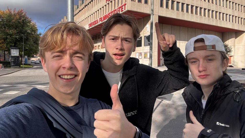 tre killar framför filmhuset